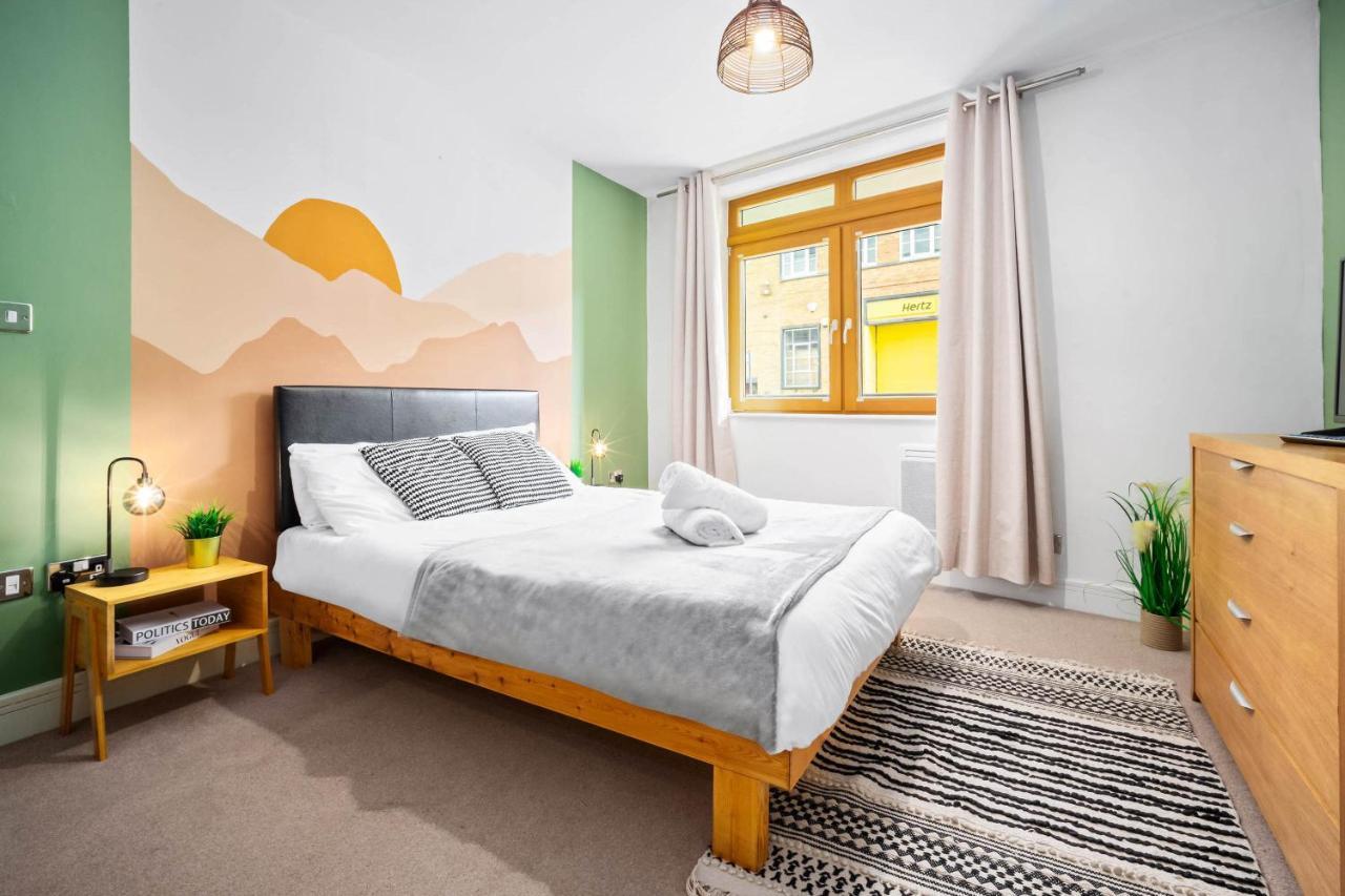 Centre - Balcony - Secure Parking - Wifi - Netflix - Rated Birmingham
